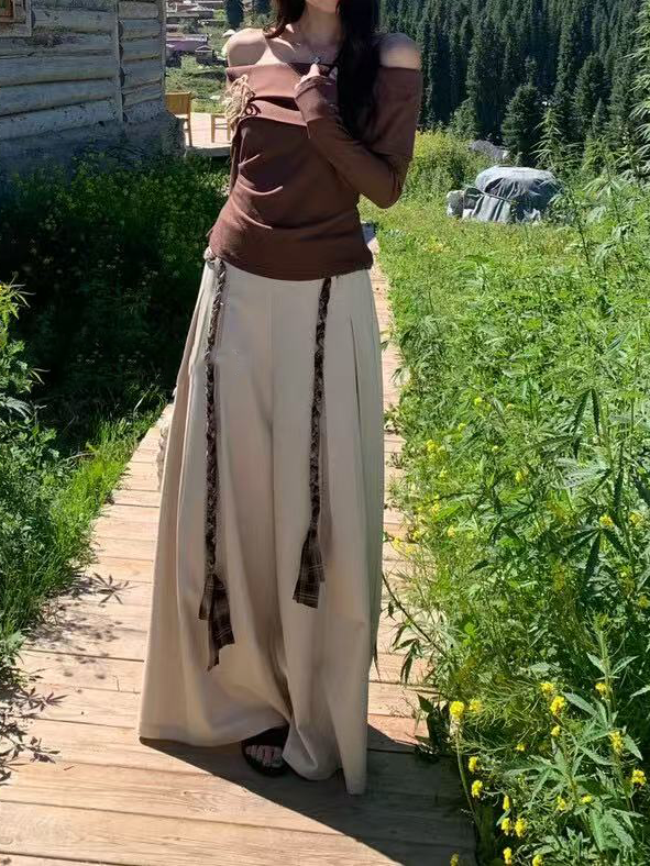 Loose and casual straight-leg pants with a drawstring decoration at the waist Loose and casual straight-leg pants with a drawstring decoration at the waist