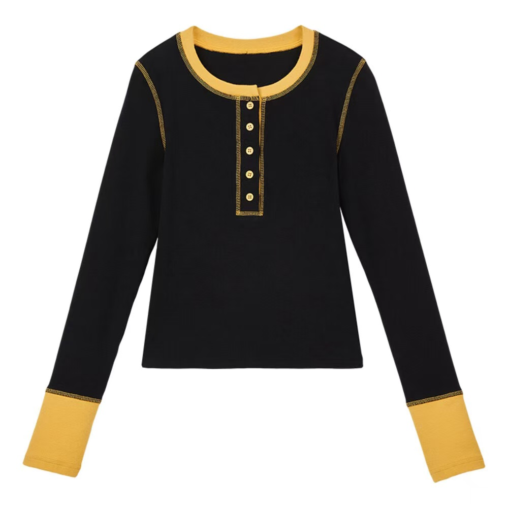 A long-sleeved knitted top in contrasting colors for women A long-sleeved knitted top in contrasting colors for women