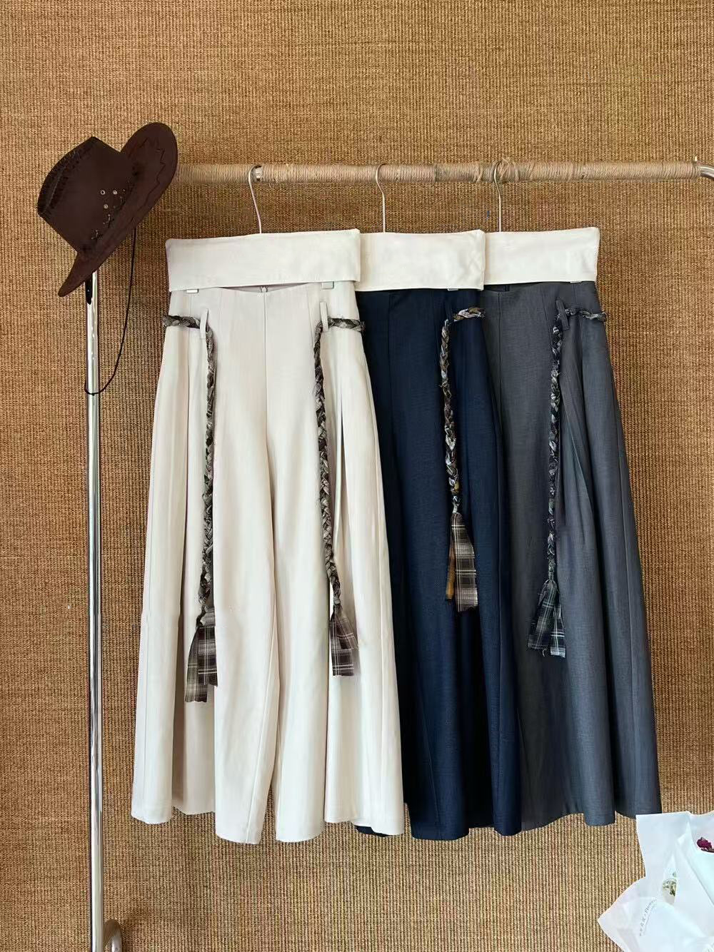 Loose and casual straight-leg pants with a drawstring decoration at the waist Loose and casual straight-leg pants with a drawstring decoration at the waist