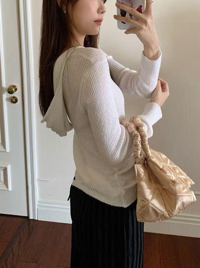 A thin hooded knitted top for women A thin hooded knitted top for women