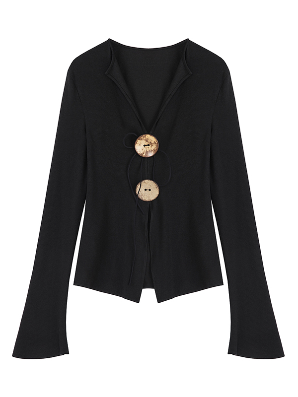 A button-designed knitted top for women of the opposite sex