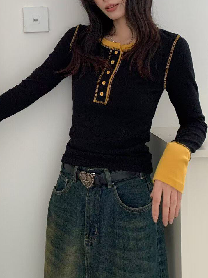 A long-sleeved knitted top in contrasting colors for women A long-sleeved knitted top in contrasting colors for women