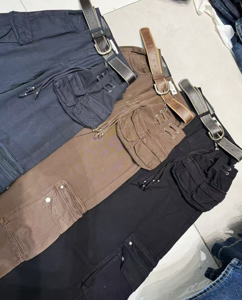 Ladies' trendy shoulder bag and cargo pants (including belt and bag) Ladies' trendy shoulder bag and cargo pants (including belt and bag)