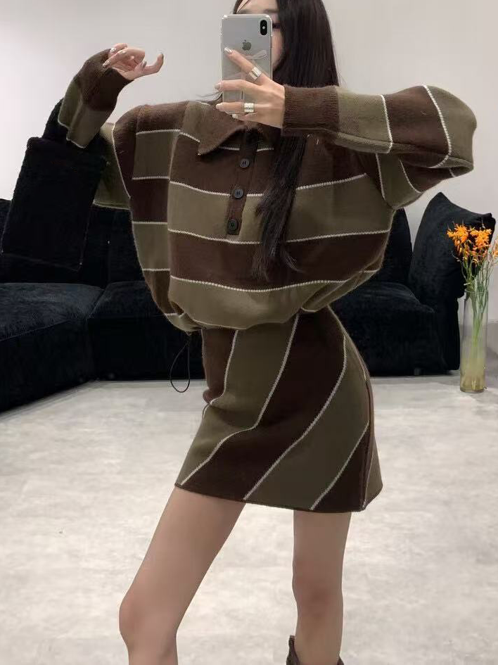 A lady's color-blocking striped polo collar top paired with a skirt suit A lady's color-blocking striped polo collar top paired with a skirt suit