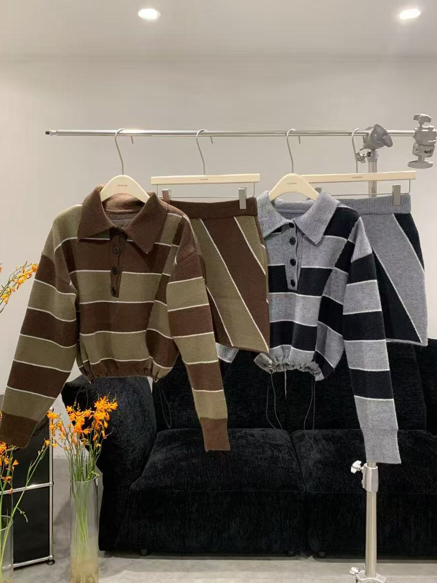 A lady's color-blocking striped polo collar top paired with a skirt suit A lady's color-blocking striped polo collar top paired with a skirt suit