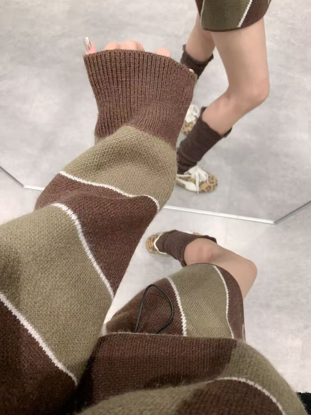 A lady's color-blocking striped polo collar top paired with a skirt suit A lady's color-blocking striped polo collar top paired with a skirt suit