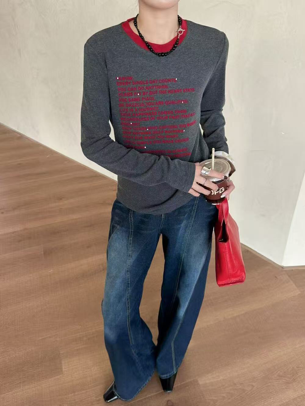 A long-sleeved top with a contrasting color round neck and printed design for women A long-sleeved top with a contrasting color round neck and printed design for women