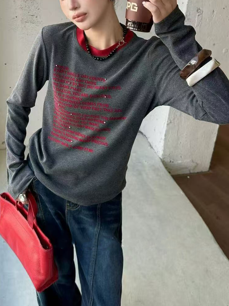 A long-sleeved top with a contrasting color round neck and printed design for women A long-sleeved top with a contrasting color round neck and printed design for women