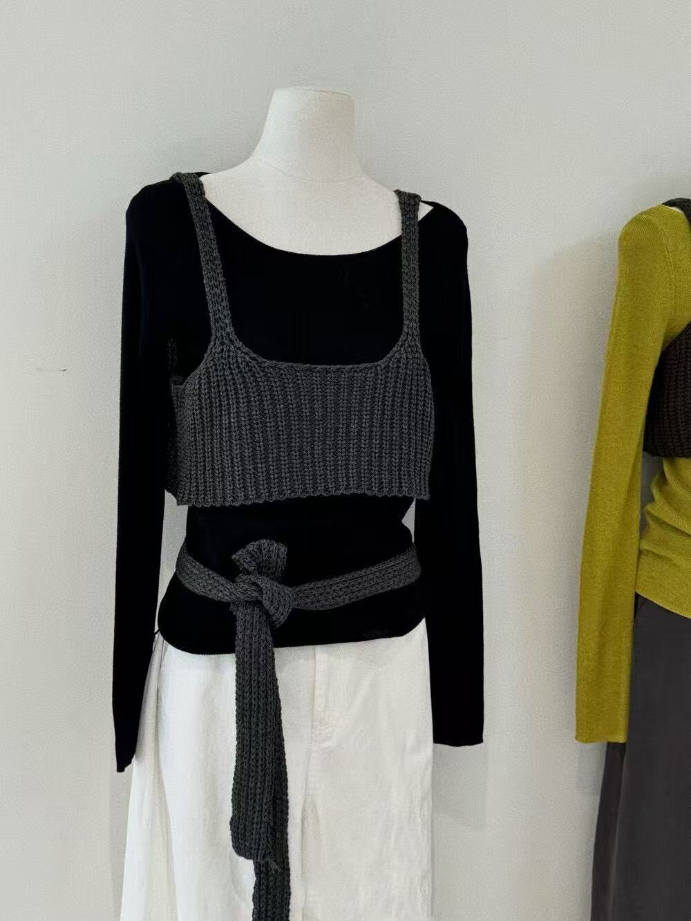 Loose knitted sweater + woolen vest (with ribbons) Loose knitted sweater + woolen vest (with ribbons)