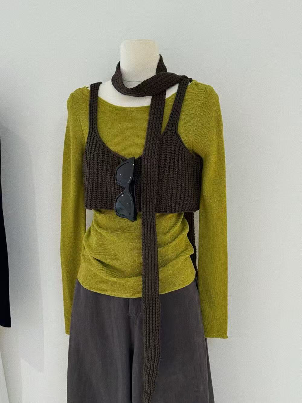 Loose knitted sweater + woolen vest (with ribbons) Loose knitted sweater + woolen vest (with ribbons)