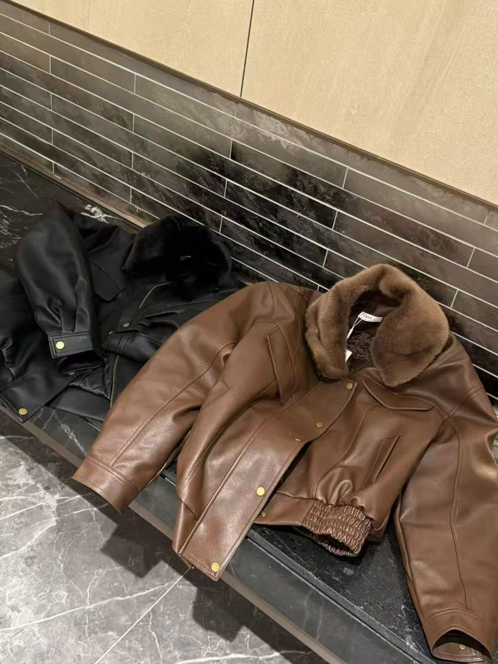 A detachable fashionable leather coat with a fur collar for women A detachable fashionable leather coat with a fur collar for women