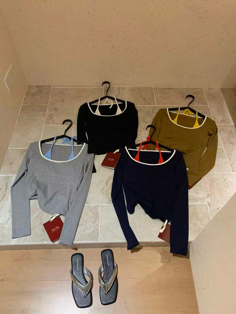 A two-piece fake top with color-blocking splicing