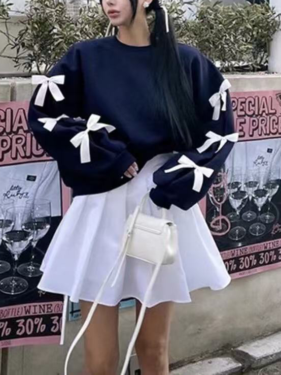 Long-sleeved knitted top with a bow Long-sleeved knitted top with a bow