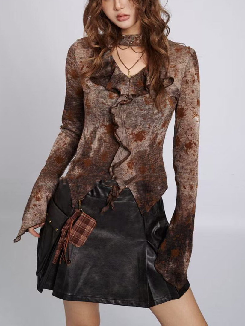 A lady's necklace with tie-dyed lace top A lady's necklace with tie-dyed lace top