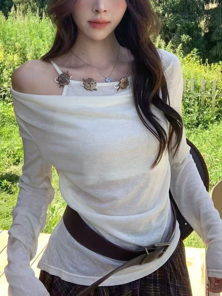 Ladies' long-sleeved halter top with neckline decoration Ladies' long-sleeved halter top with neckline decoration