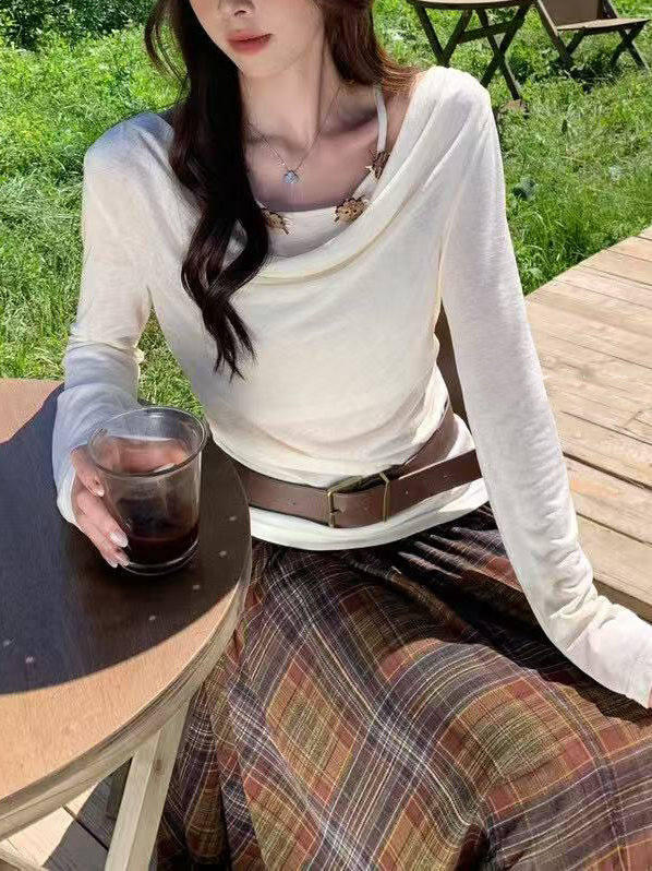 Ladies' long-sleeved halter top with neckline decoration Ladies' long-sleeved halter top with neckline decoration