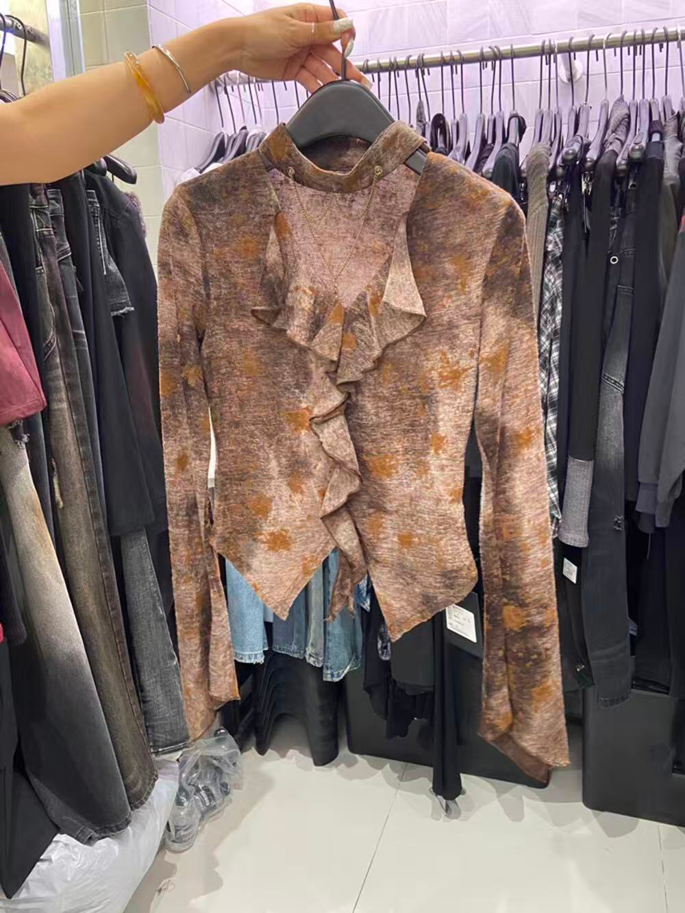 A lady's necklace with tie-dyed lace top A lady's necklace with tie-dyed lace top