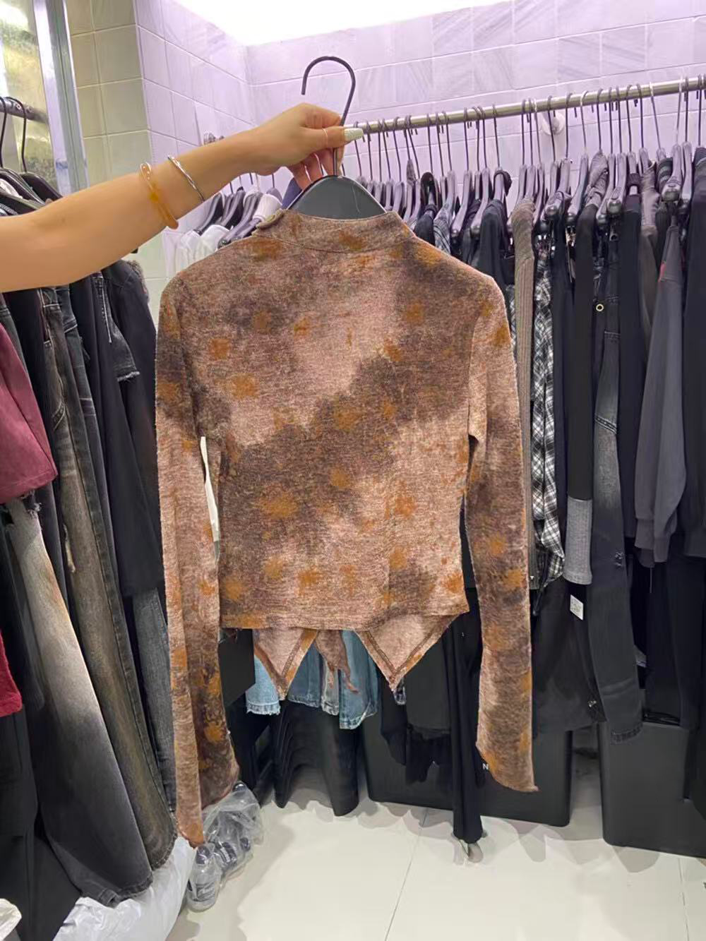 A lady's necklace with tie-dyed lace top A lady's necklace with tie-dyed lace top