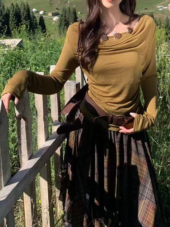 Ladies' long-sleeved halter top with neckline decoration Ladies' long-sleeved halter top with neckline decoration