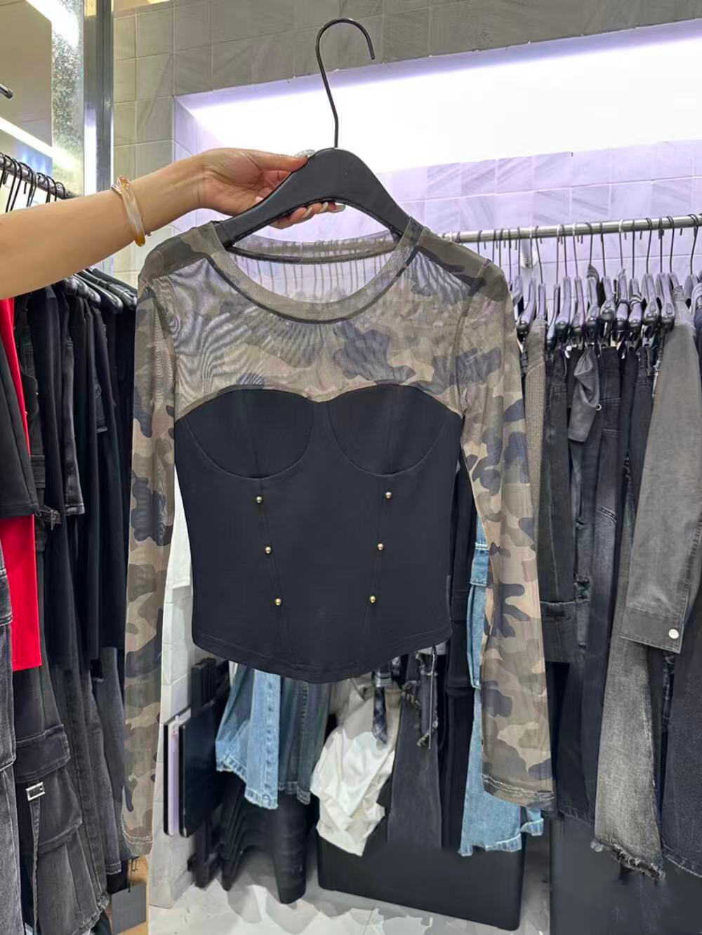 A long-sleeved top made of camouflage mesh fabric for women A long-sleeved top made of camouflage mesh fabric for women