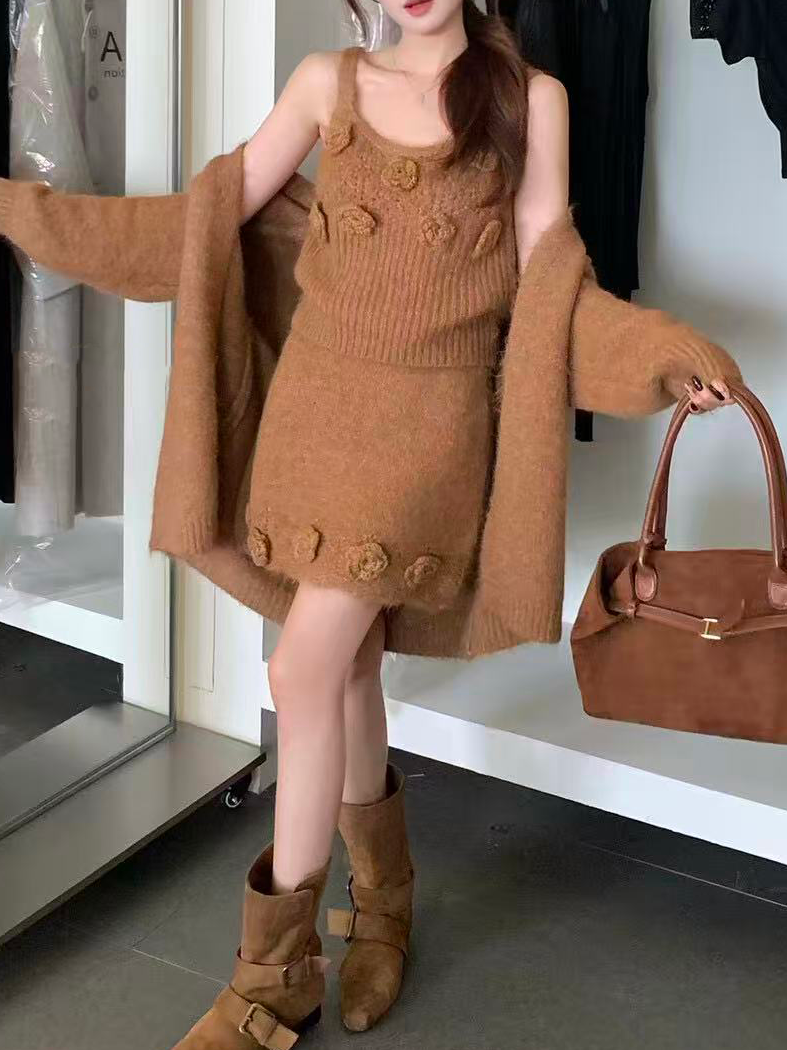 A three-piece set of casual three-dimensional crocheted patterns