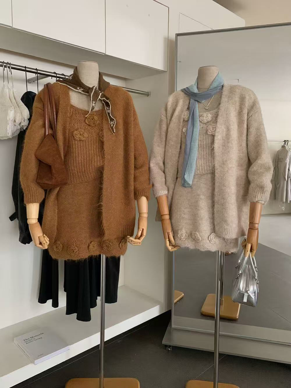 A three-piece set of casual three-dimensional crocheted patterns A three-piece set of casual three-dimensional crocheted patterns