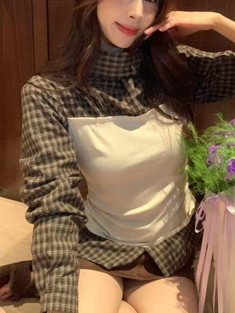 A long-sleeved top with checkered and color-blocking patterns for women A long-sleeved top with checkered and color-blocking patterns for women