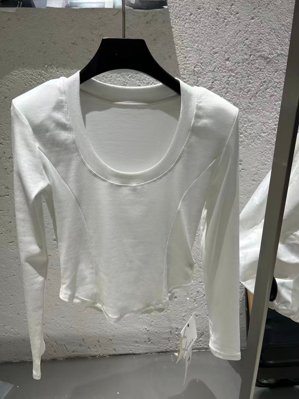 A large U-neck knitted top for ladies A large U-neck knitted top for ladies