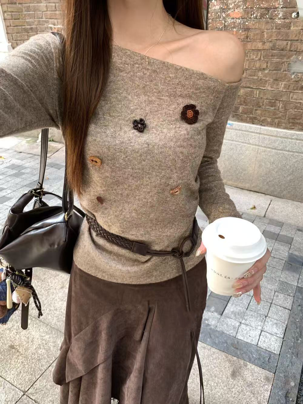 A retro small decorative knitted top for ladies A retro small decorative knitted top for ladies