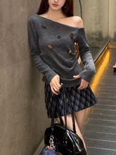 A retro small decorative knitted top for ladies