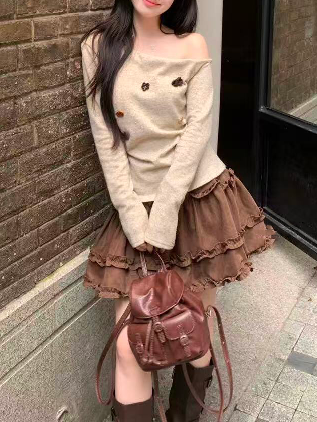 A retro small decorative knitted top for ladies A retro small decorative knitted top for ladies