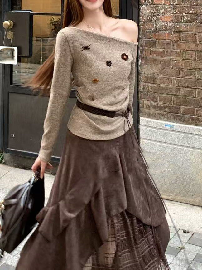 A retro small decorative knitted top for ladies A retro small decorative knitted top for ladies