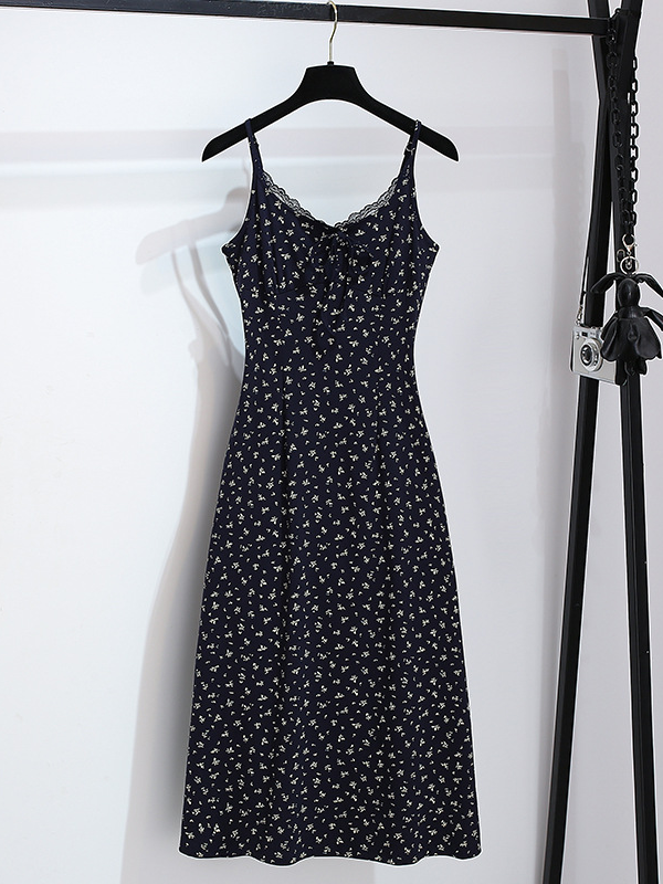 A two-piece set of floral halter dress and cardigan A two-piece set of floral halter dress and cardigan