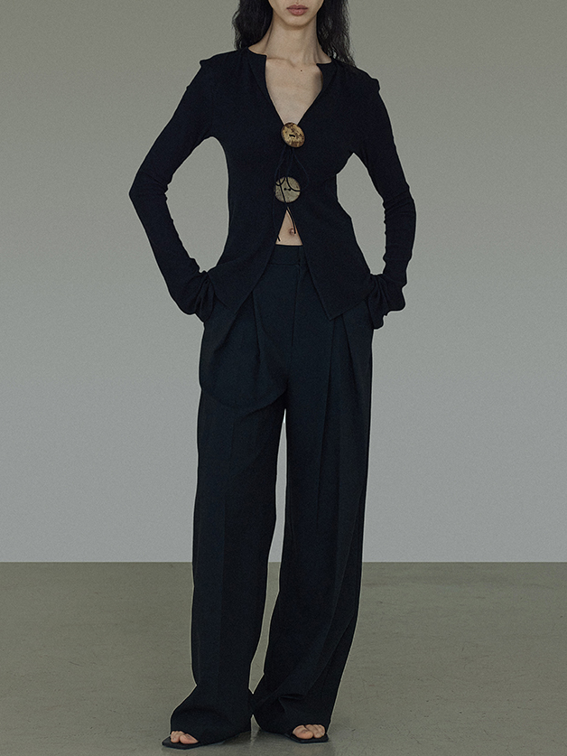 A button-designed knitted top for women of the opposite sex A button-designed knitted top for women of the opposite sex