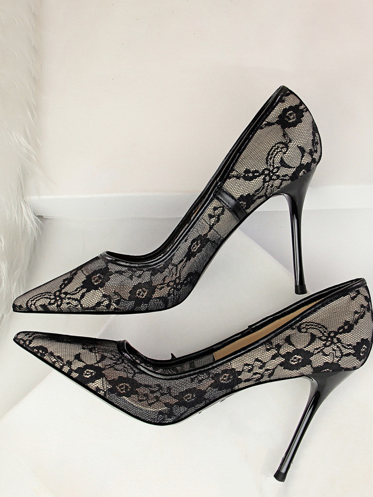 High-heeled, shallow-mouthed, pointed-toe mesh lace shoes