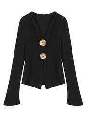 A button-designed knitted top for women of the opposite sex