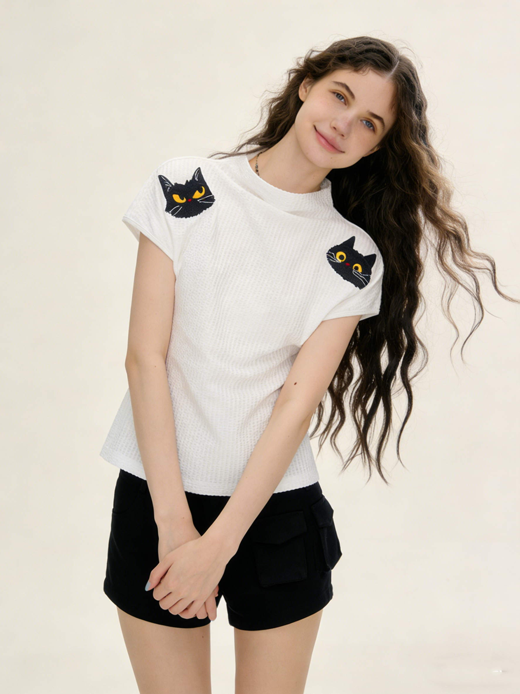 High-neck cat embroidered T-shirt
