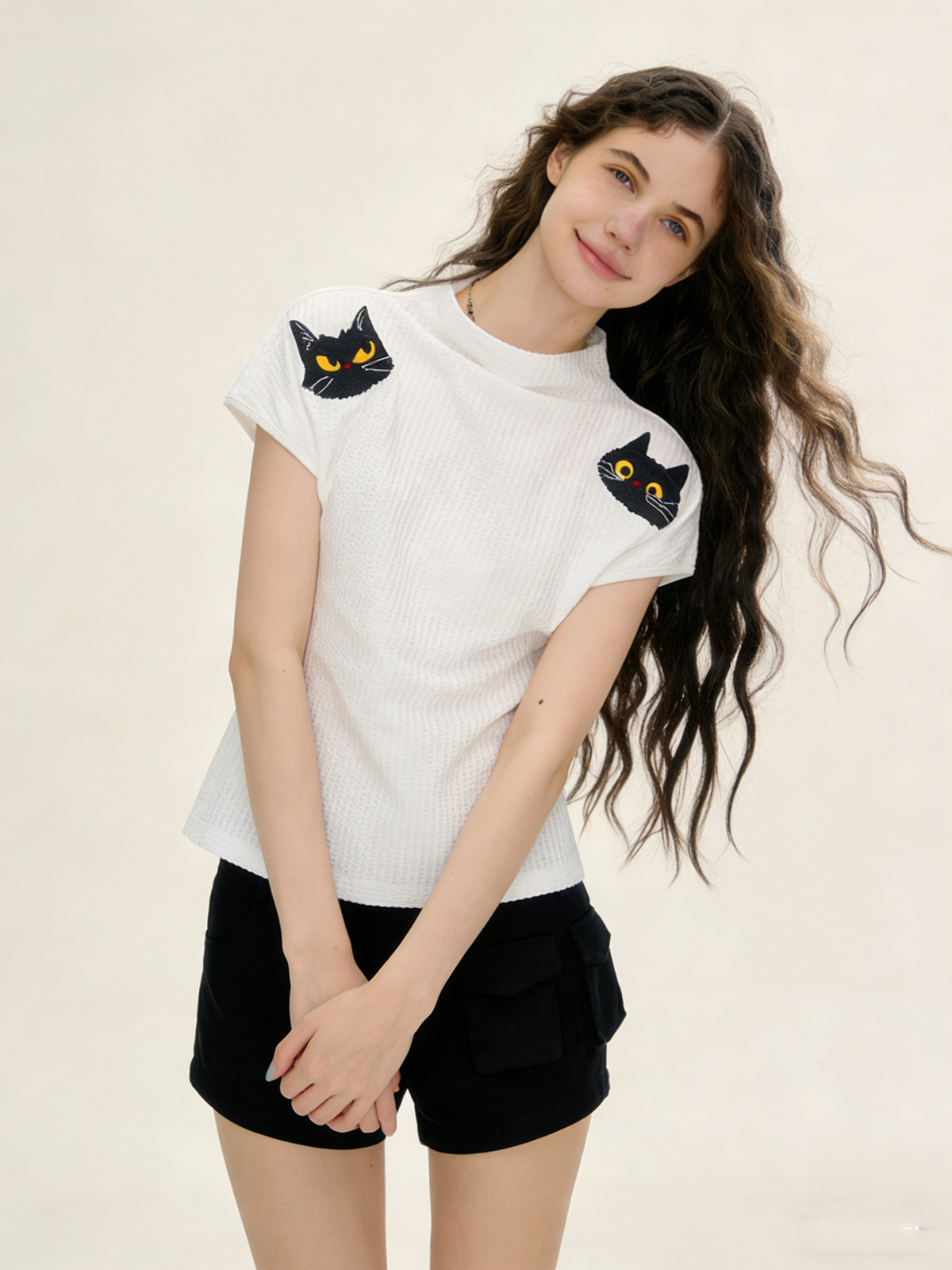 High-neck cat embroidered T-shirt