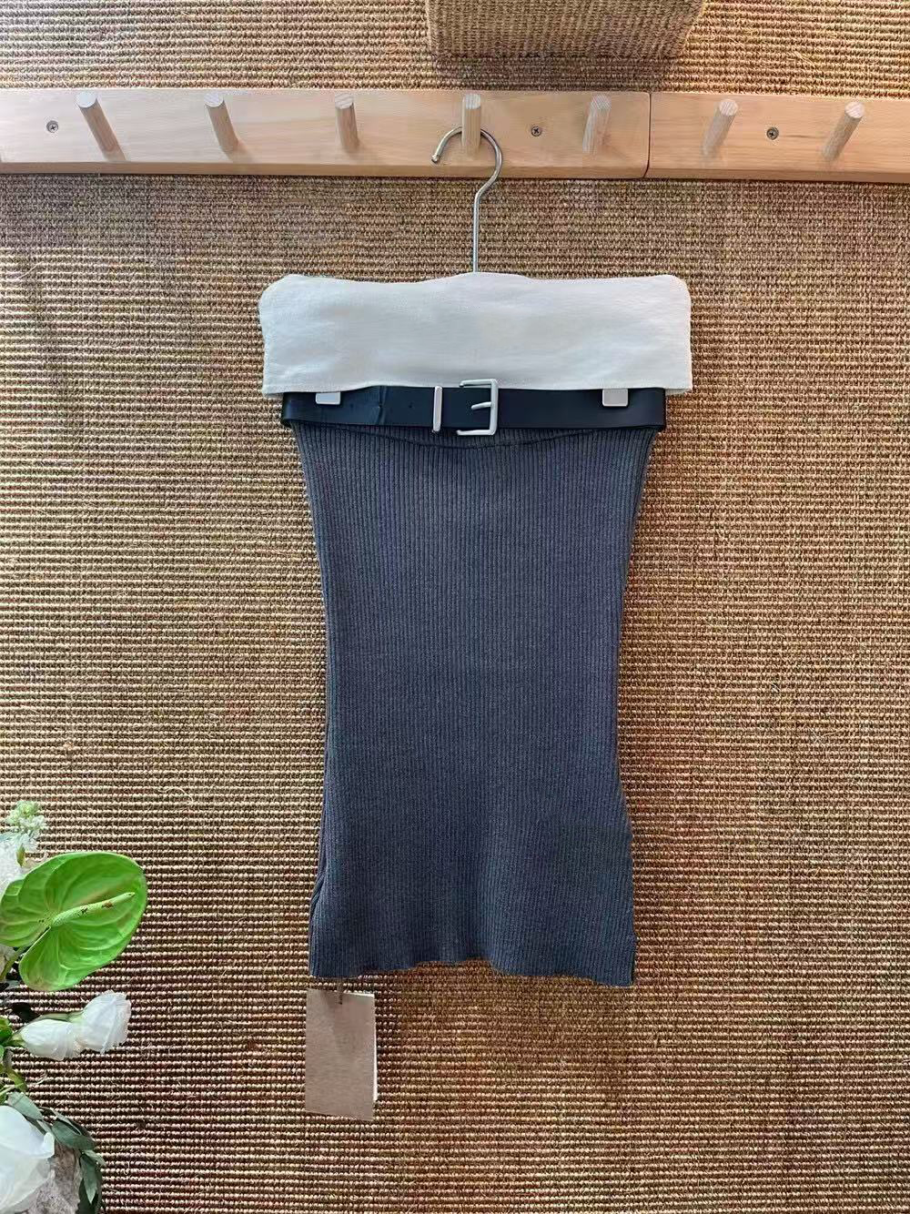 Ladies' knitted strapless vest with adjustable belt