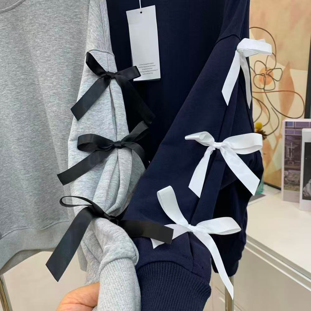 Long-sleeved knitted top with a bow