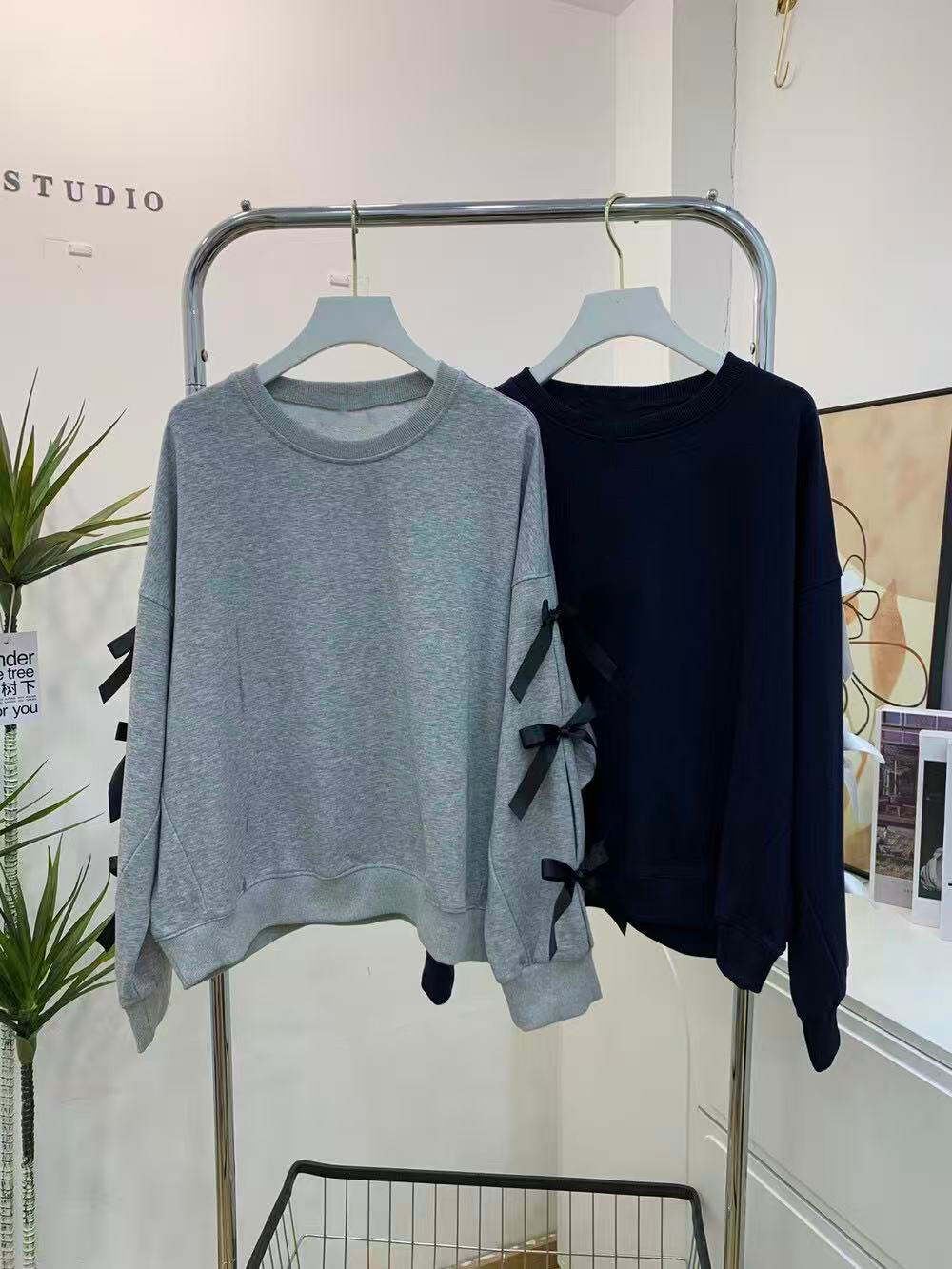 Long-sleeved knitted top with a bow