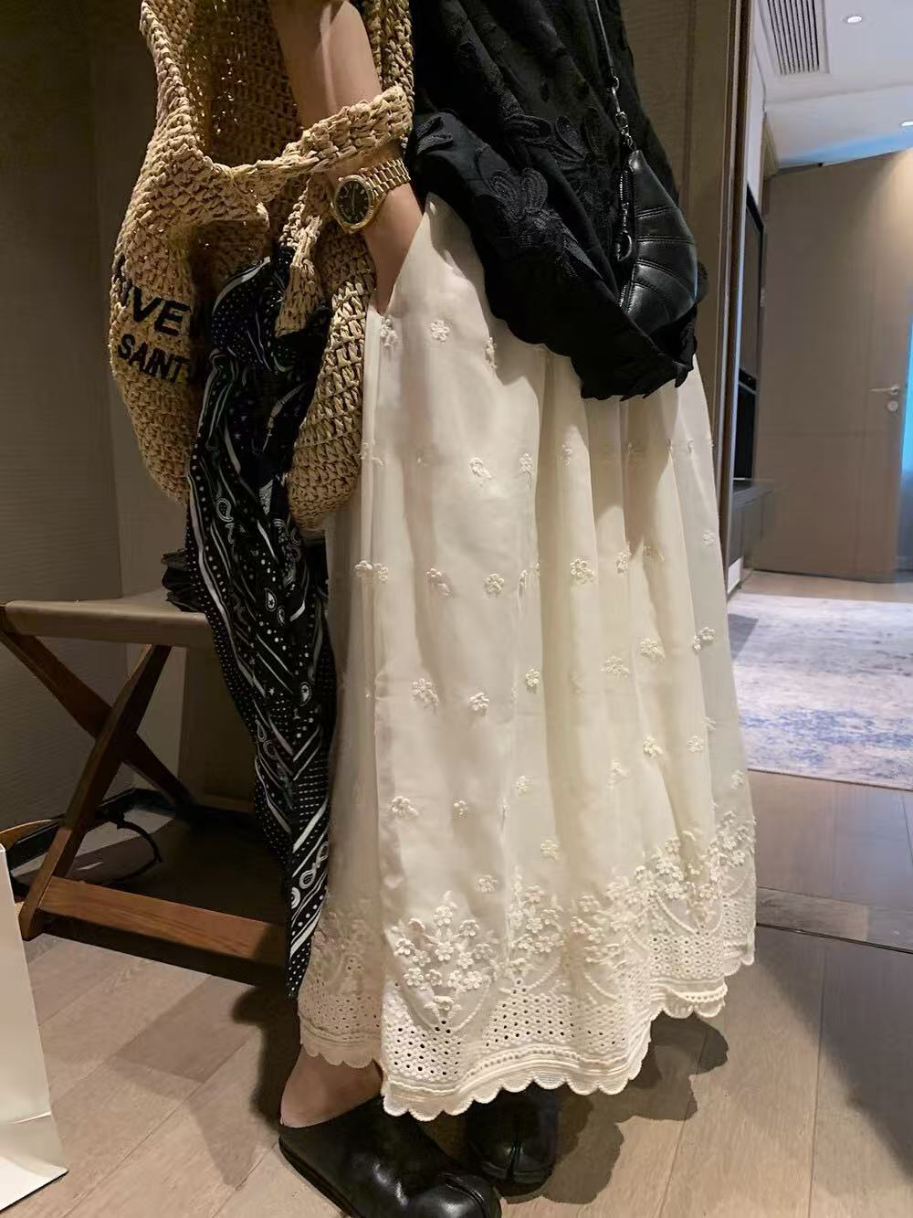 A lace hemline skirt for ladies